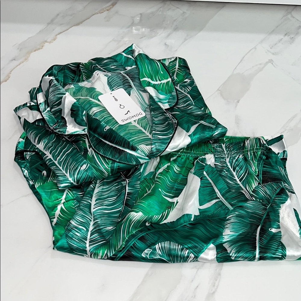 NEW Green Leaf Print Pajama Set